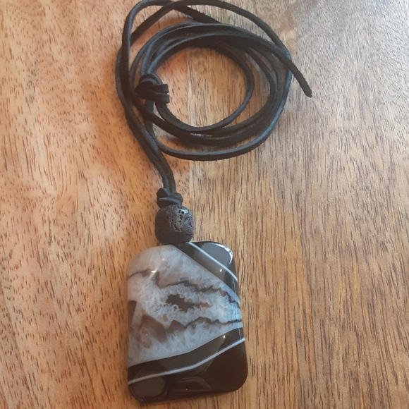 BEAUTIFUL-Natural Square Black & White Agate/Black Lava Stone/Suede Necklace - Picture 3 of 8